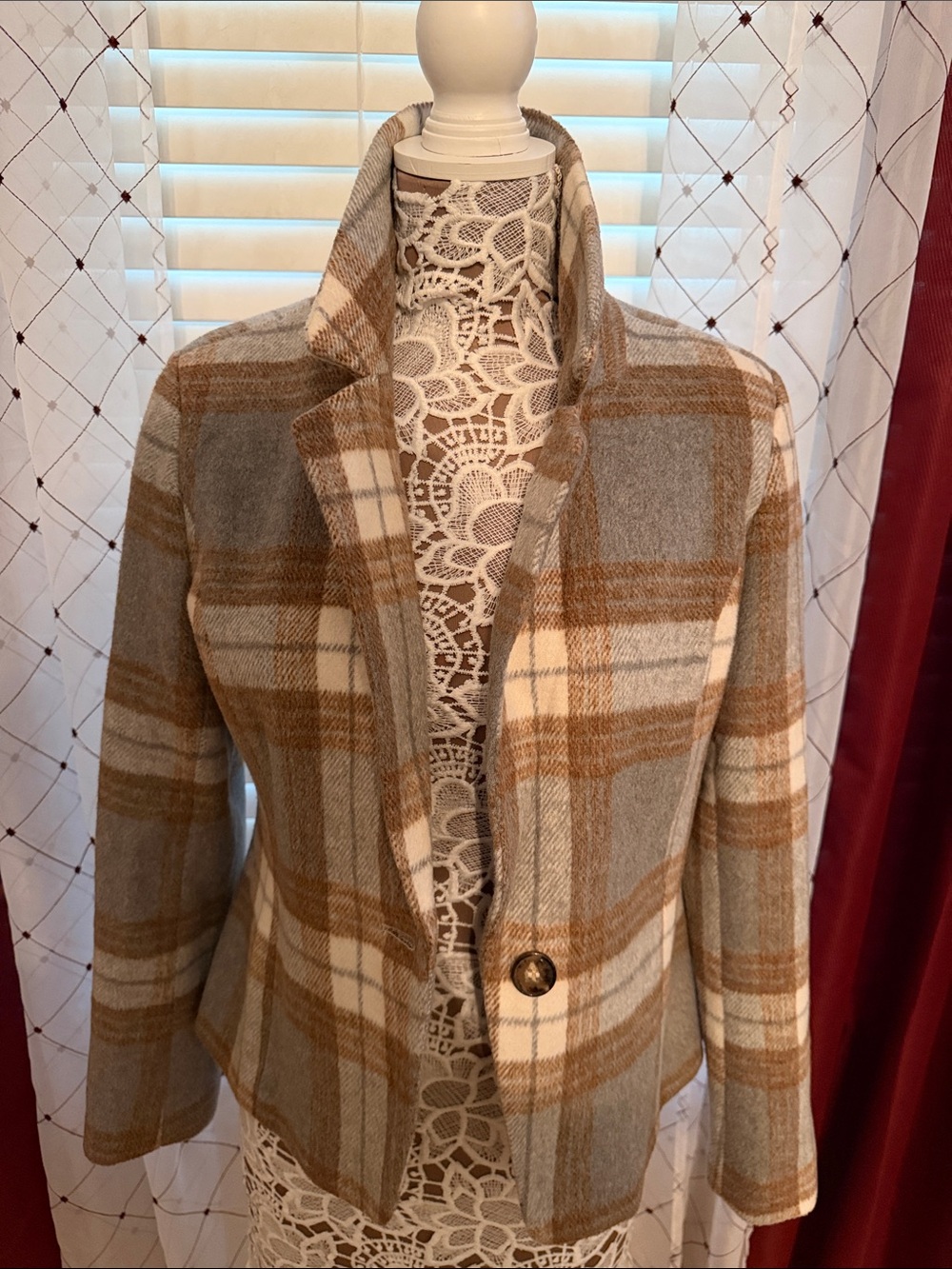 bagatelle Plaid Tailored Blazer in Beige and Taupe - Picture 4 of 10